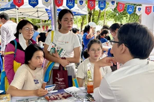 Phụ huynh, học sinh cần cẩn thận khi đăng ký xét tuyển đại học năm 2025. Ảnh: Thùy Linh.
