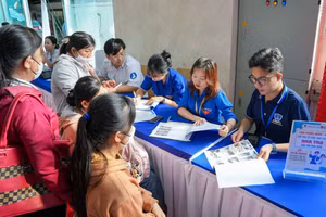 Sinh viên nhập học tại Trường Đại học Nguyễn Tất Thành. Ảnh: NTTU. 