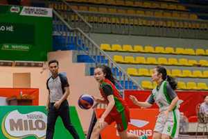 Minh Hà (áo đỏ) là một trong những cầu thủ nổi bật trong nhiều mùa giải bóng rổ cúp Nestlé MILO.