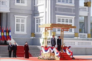 Tổng Bí thư Tô Lâm và Tổng Bí thư, Chủ tịch nước Lào Thongloun Sisoulith trên bục danh dự, nghe Quân nhạc cử Quốc thiều hai nước. Ảnh: Thống Nhất/TTXVN