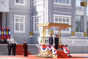 Tổng Bí thư Tô Lâm và Tổng Bí thư, Chủ tịch nước Lào Thongloun Sisoulith trên bục danh dự, nghe Quân nhạc cử Quốc thiều hai nước. Ảnh: Thống Nhất/TTXVN