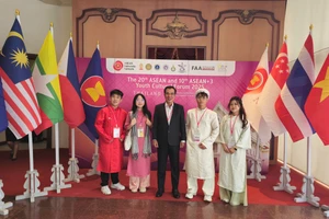 Quế Anh (thứ hai từ trái qua) tại Diễn đàn văn hoá thanh niên ASEAN và ASEAN +3. Ảnh: NVCC. 