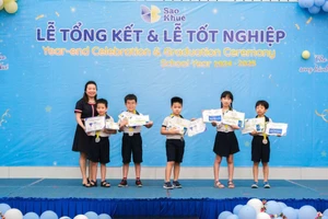 Cô Duy Khuê cùng các em học sinh trường Sao Khuê trong ngày tổng kết năm học.