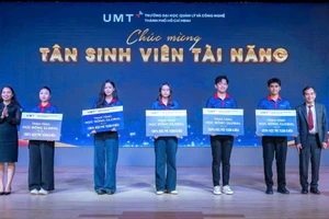 Trường Đại học Quản lý và Công nghệ TPHCM trao học bổng cho tân sinh viên khóa 2025. Ảnh: UMT. 