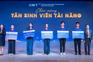 Trường Đại học Quản lý và Công nghệ TPHCM trao học bổng cho tân sinh viên khóa 2025. Ảnh: UMT. 