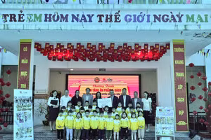 Chương trình “Trao tặng ấn phẩm và sách” của Ấn phẩm Cầu Vồng Tuổi thơ của Báo Giáo dục và Thời đại tại Trường Mầm non Tô Quyền.