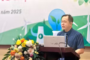 GS.TS Huỳnh Văn Sơn, Hiệu trưởng Trường Đại học Sư phạm TPHCM phát biểu tại hội thảo. Ảnh: Thùy Linh. 