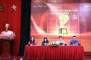 Đại diện Ban tổ chức trả lời các câu hỏi của phóng viên tại họp báo sáng 9/7.