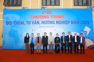 Các bạn trẻ hào hứng trong chương trình “Đối thoại, tư vấn, hướng nghiệp năm 2025” do Báo Tuổi trẻ Thủ đô tổ chức.