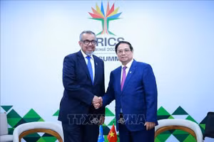 Thủ tướng Phạm Minh Chính gặp Tổng Giám đốc Tổ chức Y tế Thế giới (WHO) Tedros Adhanom Ghebreyesus. (Ảnh: Dương Giang/TTXVN)