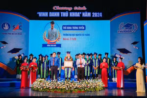 Hồng Tinh Khôi - tân thủ khoa đầu vào Trường Đại học Nguyễn Tất Thành tại chương trình "Vinh danh thủ khoa" năm 2024. Ảnh: NTTU. 