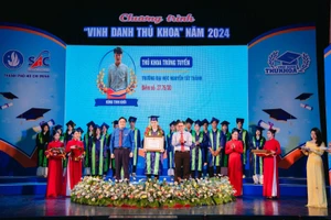 Hồng Tinh Khôi - tân thủ khoa đầu vào Trường Đại học Nguyễn Tất Thành tại chương trình "Vinh danh thủ khoa" năm 2024. Ảnh: NTTU. 