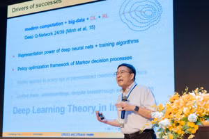 GS Jianqing Fan trình bày tham luận tại hội thảo. Ảnh: UEH. 