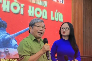 PGS.TS Hà Minh Hồng chia sẻ cùng sinh viên. Ảnh: CBSV1.