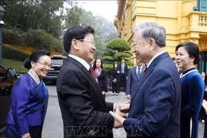 Tổng Bí thư Tô Lâm và Phu nhân đón Tổng Bí thư, Chủ tịch nước Lào Thongloun Sisoulith và Phu nhân. Ảnh: Thống Nhất/TTXVN