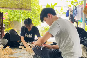 Nghề đan lát tại xã Thái Mỹ (TPHCM). Ảnh: H.T. 