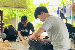 Nghề đan lát tại xã Thái Mỹ (TPHCM). Ảnh: H.T.
