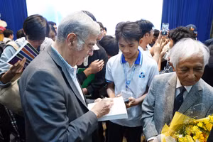 Giáo sư Serge Haroche giao lưu cùng sinh viên Trường Đại học Bách khoa TPHCM. Ảnh: HCMUT. 