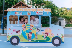 Phụ huynh và Học sinh Trường Liên cấp THCS, Tiểu học tư thục Ngôi Sao Hà Nội (P. Yên Hoà, Hà Nội) tưng bừng tham dự Lễ khai giảng.