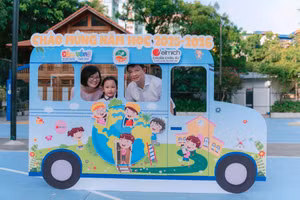 Phụ huynh và Học sinh Trường Liên cấp THCS, Tiểu học tư thục Ngôi Sao Hà Nội (P. Yên Hoà, Hà Nội) tưng bừng tham dự Lễ khai giảng.