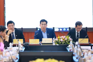 Ban chủ tọa hội thảo. Ảnh: HCMULAW.