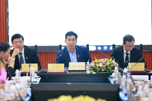 Ban chủ tọa hội thảo. Ảnh: HCMULAW.