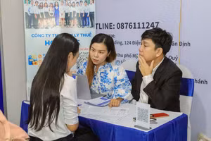Sinh viên được doanh nghiệp tư vấn, hướng nghiệp. Ảnh: HCMULAW. 