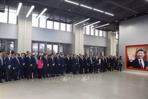 Tổng Bí thư, Chủ tịch nước Tô Lâm cùng Đoàn cấp cao Việt Nam khảo sát tại Khu khởi động của thành phố Hùng An, tỉnh Hà Bắc (Trung Quốc). Ảnh: Thống Nhất/TTXVN