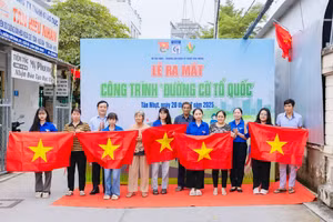 Ra mắt công trình "Đường cờ Tổ quốc" tại xã Bình Lợi. Ảnh: Thành đoàn TPHCM. 