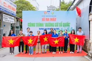 Ra mắt công trình "Đường cờ Tổ quốc" tại xã Bình Lợi. Ảnh: Thành đoàn TPHCM. 