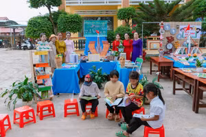 Học sinh tham gia ngày đọc sách tại Trường Tiểu học Kim Đồng. Ảnh: NTCC.