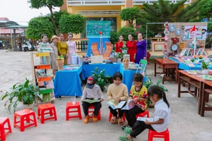 Học sinh tham gia ngày đọc sách tại Trường Tiểu học Kim Đồng. Ảnh: NTCC.