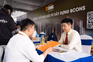 Sinh viên phỏng vấn trực tiếp với doanh nghiệp tại ngày hội. Ảnh: HUTECH. 