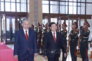 Tổng Bí thư Tô Lâm và Tổng Bí thư, Chủ tịch nước Lào Thongloun Sisoulith đến dự Hội nghị thông báo kết quả Đại hội đại biểu toàn quốc lần thứ XIV Đảng của Cộng sản Việt Nam. Ảnh: Thống Nhất/TTXVN