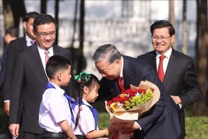 Thiếu nhi Lào tặng hoa, chào mừng Tổng Bí thư Tô Lâm thăm cấp Nhà nước tới Lào. Ảnh: Thống Nhất/TTXVN