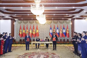 Tổng Bí thư Tô Lâm và Tổng Bí thư, Chủ tịch nước Lào Thongloun Sisoulith chứng kiến Lễ trao các văn kiện hợp tác. Ảnh: Thống Nhất/TTXVN