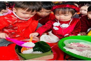 Các bé lớp 5 tuổi A2 thực hành gói bánh chưng.