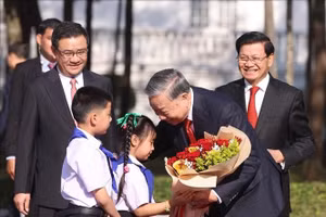 Thiếu nhi Lào tặng hoa, chào mừng Tổng Bí thư Tô Lâm thăm cấp Nhà nước tới Lào. Ảnh: Thống Nhất/TTXVN