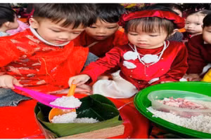 Các bé lớp 5 tuổi A2 thực hành gói bánh chưng.