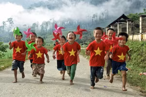 Tuổi thơ dưới sắc cờ hồng của tác giả Hồng Gai