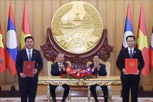 Tổng Bí thư Tô Lâm và Tổng Bí thư, Chủ tịch nước Lào Thongloun Sisoulith chứng kiến trao Biên bản ghi nhớ giữa Bộ Công Thương Việt Nam và Bộ Công Thương Lào về phát triển chuỗi liên kết công nghiệp giữa Việt Nam và Lào. Ảnh: Thống Nhất/TTXVN