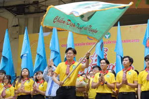 Lý Tuấn Anh tại lễ ra quân chiến dịch Xuân Tình Nguyện khi còn là Chủ tịch Hội sinh viên Trường Đại học Khoa học Xã hội và Nhân văn (Đại học Quốc gia TPHCM). Ảnh: NVCC. 