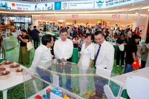 Ông Hoàng Đức Minh, Vụ trưởng Vụ Học sinh - Sinh viên, Bộ GD&ĐT và Ông Tạ Ngọc Trí, Phó Vụ trưởng Vụ Giáo dục Phổ thông, Bộ GD&ĐT tham quan triển lãm các mô hình tái chế xuất sắc của học sinh trong chuỗi Ngày hội “Sống Khỏe Sống Xanh.”