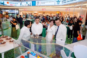 Đại biểu tham quan triển lãm các mô hình tái chế xuất sắc của học sinh trong chuỗi Ngày hội “Sống Khỏe Sống Xanh.”