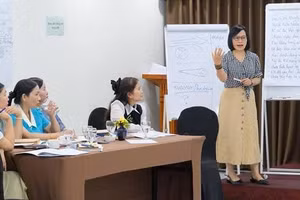 Tác giả Trần Thị Kim Lý (đứng giảng) tại một buổi tập huấn về khai vấn. Nguồn: VVOB
