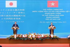 Thủ tướng Phạm Minh Chính và Thủ tướng Nhật Bản Ishiba Shigeru thông báo kết quả hội đàm với báo chí hai nước. (Ảnh: Dương Giang/TTXVN)