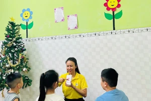 Cô Diệp Thị Thu cùng các em trong giờ học. Ảnh; NVCC. 