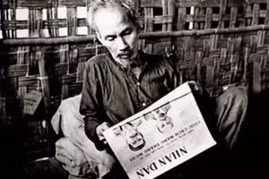 Bác Hồ đọc Báo Nhân Dân tại chiến khu Việt Bắc. Ảnh tư liệu.