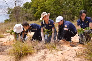 Hoa hậu Lê Nguyễn Bảo Ngọc tham gia trồng rừng tại Khu bảo tồn thiên nhiên Tà Kóu. Ảnh: NVCC. 