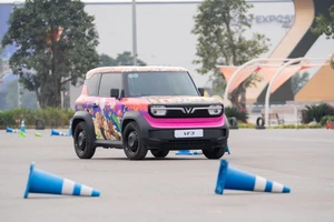 “Chỉ cần tranh thủ 10 - 15 phút nghỉ ngơi, mua thêm đồ ăn là xe đã đủ pin để chạy thoải mái tiếp”, chủ nhân chiếc VF 3 nói về sự tiện lợi của việc nạp năng lượng trên đường dài.